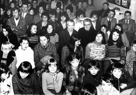 Jeunes et moins jeunes lors d’une séance théâtrale à l’école St Joseph à Noël 1976