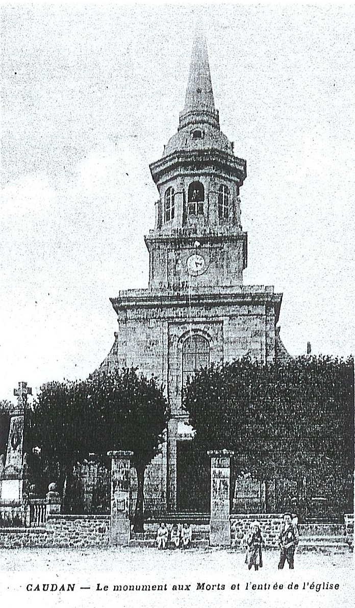 Anciens monument aux morts et église de Caudan