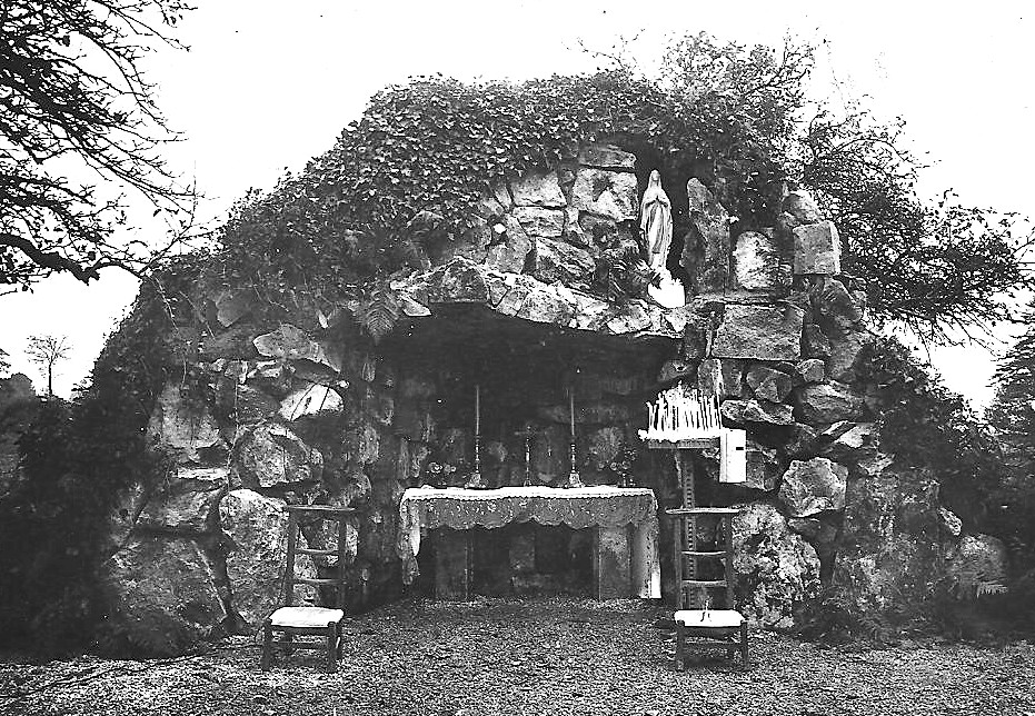La grotte des apparitions de Lourdes bâtie en 1954