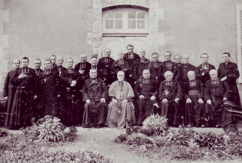 Le clergé de Mauron autour de Mgr Becel, lors de la consécration de l'église en 1893 Mrg Becel